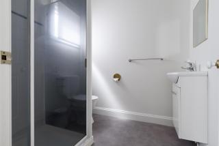 Charming 3-Bedroom Home with Sunroom & Parking - Kings Park - 3