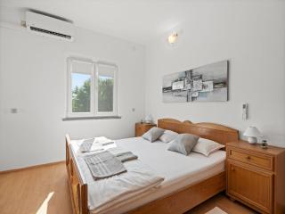 Apartment in Vodnjan with Pool & Jacuzzi - Vodnjan - 4