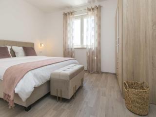 Apartment in Labin with Pool & Beach Nearby - 1