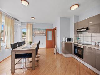 Serene seafront apartment in Kampor - Kampor - 1