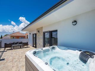 Villa in Krnica with Pool near Rock Beach - Krnica - 6