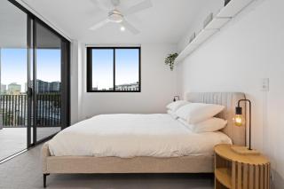 Spacious West End Apartment with Pool & BBQ Access - Brisbane - 9