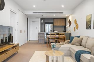 Spacious West End Apartment with Pool & BBQ Access - Brisbane - 4