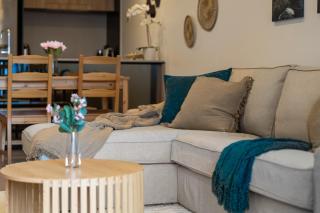 Spacious West End Apartment with Pool & BBQ Access - Brisbane - 2