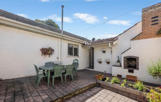 Spacious, Light filled, One Bedroom House by the Beach - 8