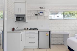 Cozy Studio Near Gabba with AC, Comfy Bed & Laundry - Brisbane - 4
