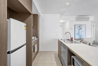 Spacious Valley Pad in James Street Precinct - 2