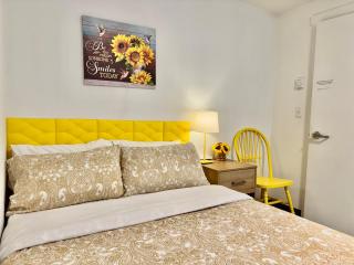Private Room with Shared Bathroom on the 1st Floor 10 minutes Walk to University of Washington - Seattle - 3