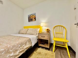 Private Room with Shared Bathroom on the 1st Floor 10 minutes Walk to University of Washington - Seattle - 4
