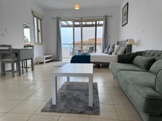 Stylish Apartment in Coral Bay, Pool, Parking and Fast WiFi, Close to Beach - Peyia - 0