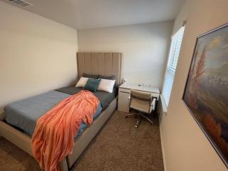 Spacious 4-Bedroom Retreat with High-Speed WiFi and Tranquil Ambiance - Aubrey - 6