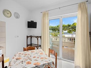 Serene seafront apartment in Rab - Rab - 5