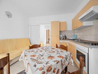 Serene seafront apartment in Rab - 6