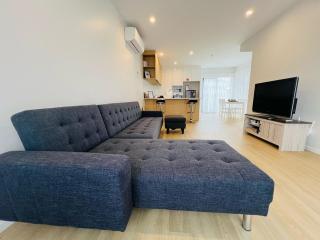 Central Modern 3-Bedroom,3- Bathroom House with Patio and Carpark- Lower Hutt City Centre - Lower Hutt - 3
