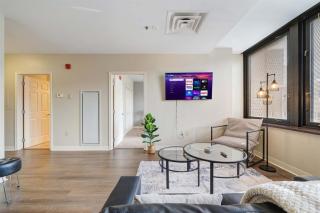 Modern Chic HEART OF PITTSBURGH 24-7 Parking Gym Lounge - Pittsburgh - 8