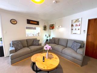 Rotorua Holiday Home - Prime Location - With Garden - 1