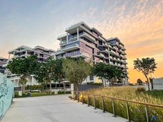 Elegant Studio Without Balcony- Damac Hills, Dubai - Host & Stay - 1