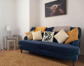 Douglas Apartment - Trains to Edin & Glasgow - Private Parking - Airdrie - 0