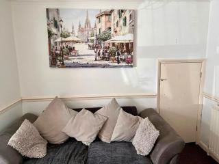 Bull Double bed in shared house - 9