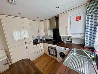 Bull Double bed in shared house - 7