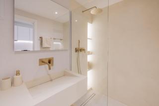 AR4 Cosy, one-bed with sea views - 2