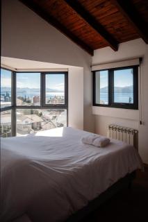 Departamentos céntricos con vista a la montaña y al lago - 8