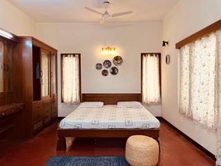Spacious Room With a Garden View in a Charming Bungalow Near Indiranagar - Bangalore - 5