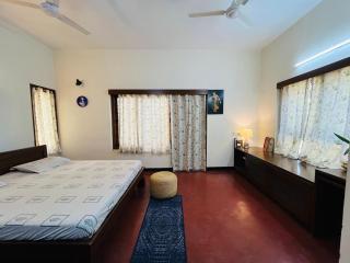 Spacious Room With a Garden View in a Charming Bungalow Near Indiranagar - Bangalore - 4