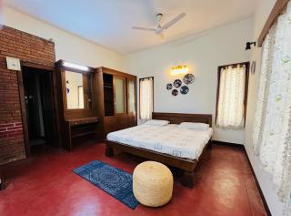 Spacious Room With a Garden View in a Charming Bungalow Near Indiranagar - Bangalore - 8