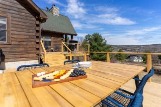 Secluded w Deck Views Hot Tub Ping Pong Hudson in the Berks by AvantStay - East Chatham - 7