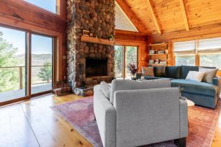 Secluded w Deck Views Hot Tub Ping Pong Hudson in the Berks by AvantStay - East Chatham - 5
