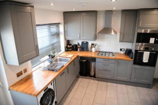 Stylish 2BR Home near Watford Stations, Harry Potter Studio, Watford General Hospital - Families and Contractors welcome! - - 5