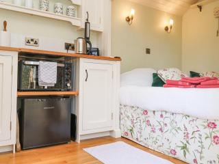 Woodlands Retreat Shepherd's Hut - 5