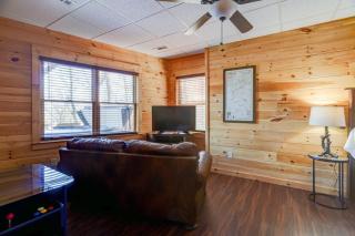 Firepit Chats Hot Tub Dips Cozy Eves by the Fireplace Serene Wooded Surroundings - Rosiey Cabin - Blue Ridge - 7