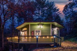 Play Arcade Games Make Firepit Smores Explore Downtown Blue Ridge in Minutes - Trails End - Blue Ridge - 0