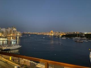 SeaFront Harbour Haven - Steps to Ferry, Shops and Beaches - 8