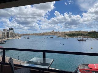 SeaFront Harbour Haven - Steps to Ferry, Shops and Beaches - 0
