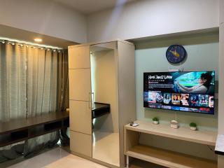 The Square Apartemen Service Twin Suite with WiFi NetFlix 50Inchi - Surabaya - 8