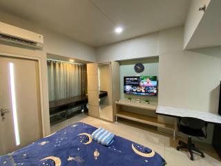 The Square Apartemen Service Twin Suite with WiFi NetFlix 50Inchi - Surabaya - 9