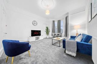 Cheerful 2 Bedroom Homely Apartment, Sleeps 4 Guest Comfy, 2x Double Beds, Parking, Free WiFi, Suitable For Business, Leisure Guest, Paisley, Near Glasgow Airport, Near Glasgow City Centre - Paisley - 0
