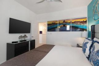 Chic Villa with Fashionista BR, Theater & Game Loft - Davenport - 7
