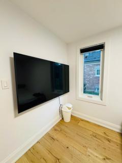 Entire Unit Airport Free Pkg Sep Entrance NewReno - Toronto - 9