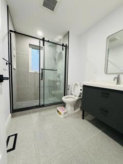 Entire Unit Airport Free Pkg Sep Entrance NewReno - Toronto - 7