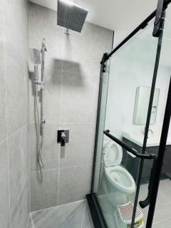Entire Unit Airport Free Pkg Sep Entrance NewReno - Toronto - 4