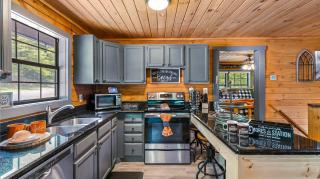 Sasquatch Adventure - Hot tub, Fireplace, & Arcade! - 3