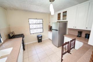 Spacious 3-Bedroom Home - Regency Park - Bridgetown - 8