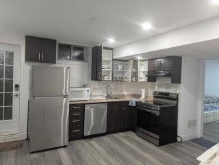 Basement Queen beds by YKF airport - Kitchener - 9