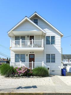 Wifi, Ourdoor Shower, Porch Ocean Side 1St Floor Duplex, A Short Walk From The Best Lbi Attractions, A Small Park, And The Beach, - Beach Haven - 0