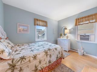 Wifi, Ourdoor Shower, Porch Ocean Side 1St Floor Duplex, A Short Walk From The Best Lbi Attractions, A Small Park, And The Beach, - Beach Haven - 7