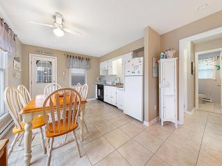 Wifi, Ourdoor Shower, Porch Ocean Side 1St Floor Duplex, A Short Walk From The Best Lbi Attractions, A Small Park, And The Beach, - Beach Haven - 2